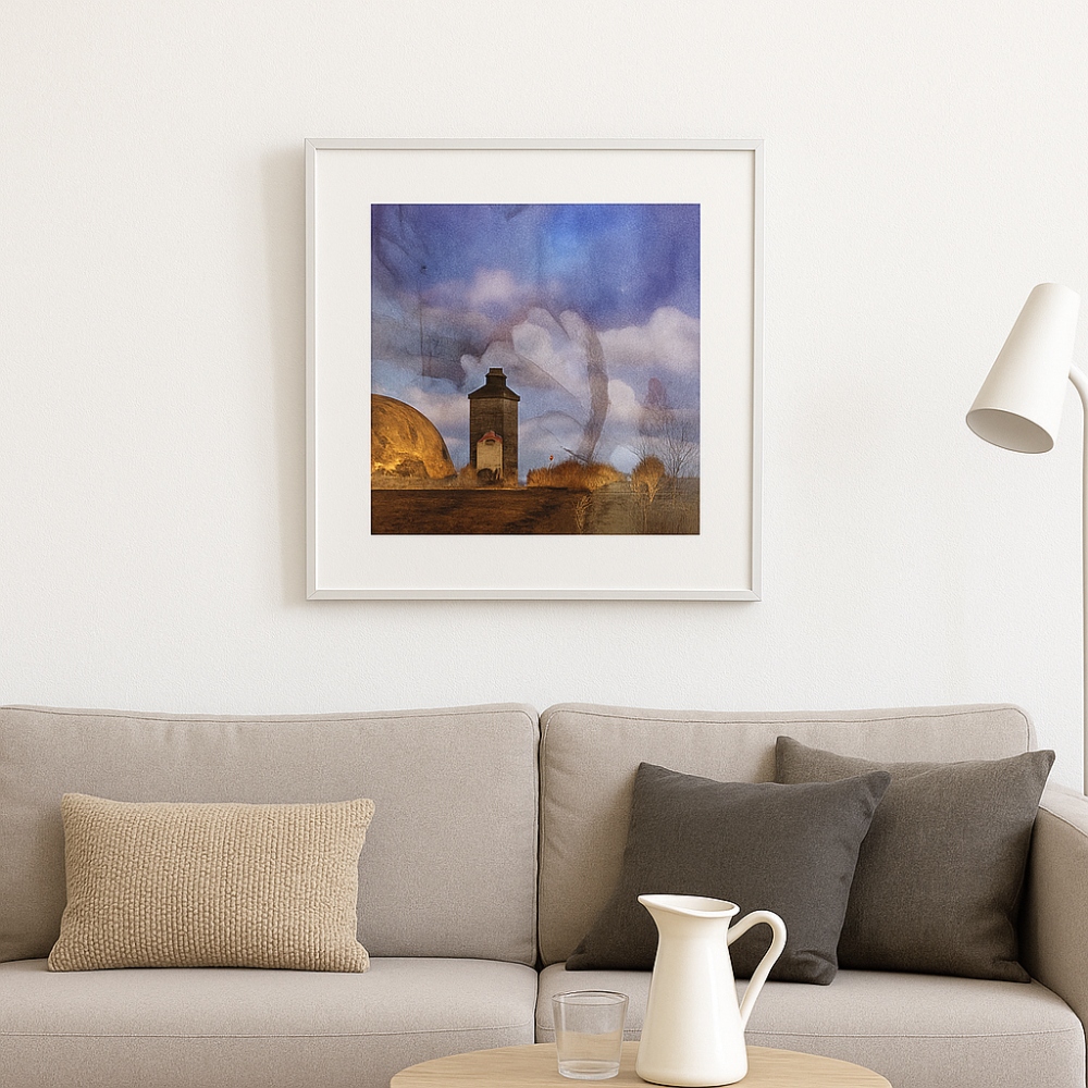 Kunsttryk / Lighthouse 2 / Lars Vegas. Fotokunst collage af Lars Vegas med fyrtårn, landskab og himmel i blå, lilla og gyldne toner i drømmende komposition.