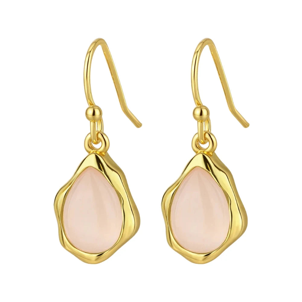 Zefina Denmark / Øreringe / Amanda / Beige / Forgyldt.
Amanda Beige øreringe fra Zefina Denmark med beige dråbesten.