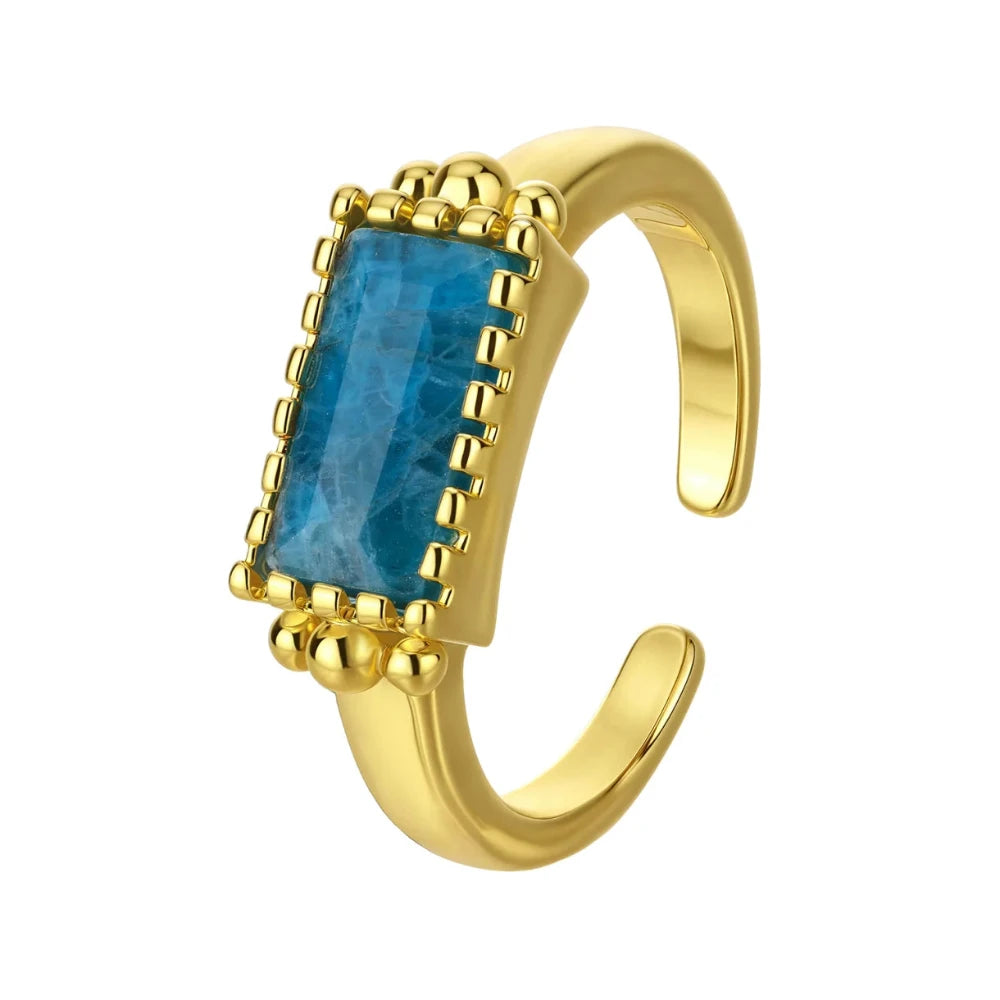 Zefina Denmark / Ring / Berry / Blue / Forgyldt.
Berry Blue ring fra Zefina Denmark med stor blå facetsleben sten.