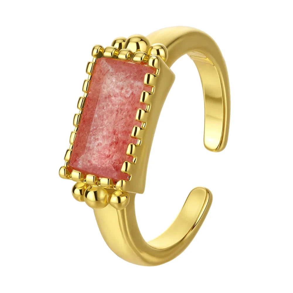 Zefina Denmark / Ring / Berry / Forgyldt.
Berry ring fra Zefina Denmark med lyserød Strawberry Quartz sten.