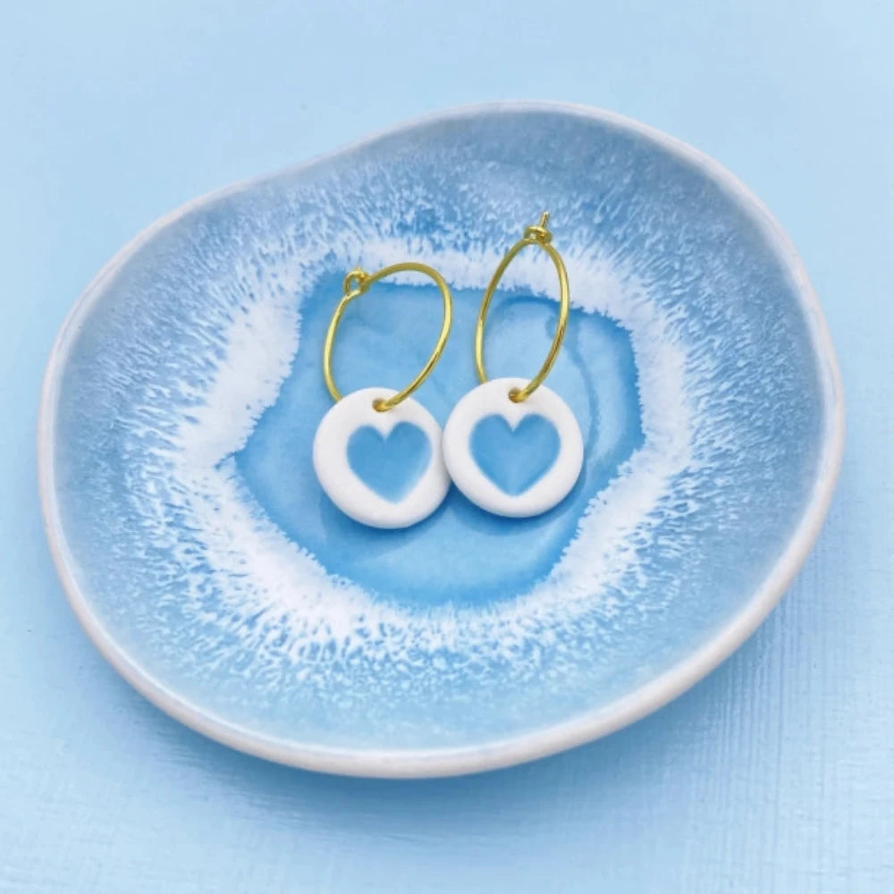 By Gabay / Øreringe / Porcelænshjerte / Lyseblå / Forgyldt Sterlingsølv