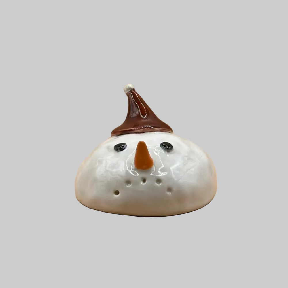 RG Ceramic / Smeltet snemand / Den Sure #2. - Smeltet snemand forfra.
Håndlavet smeltet snemand i keramik med surt udtryk.