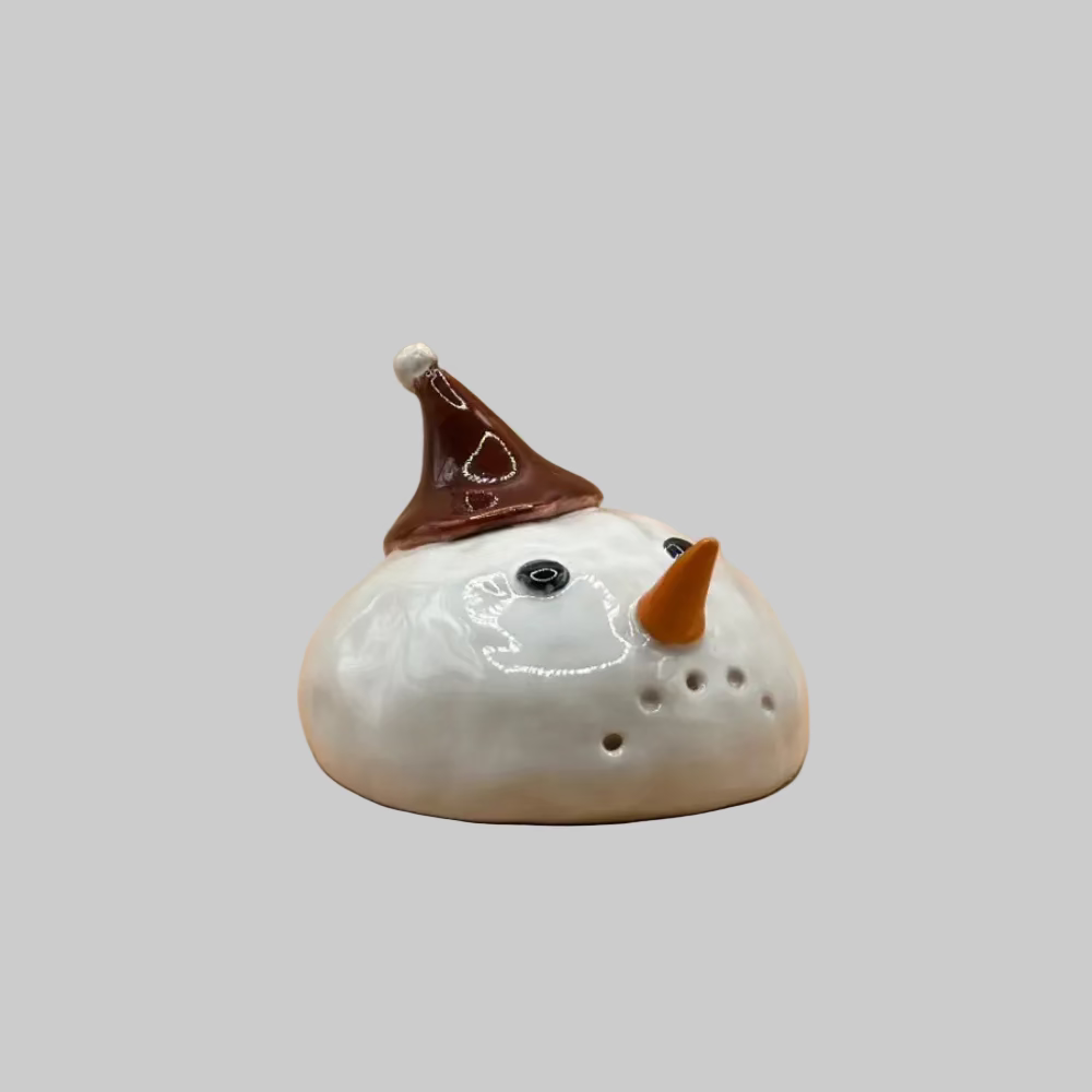 RG Ceramic / Smeltet snemand / Den Sure #2. - Smeltet snemand fra siden.
Smeltet snemand med surt udtryk fra RG Ceramic.