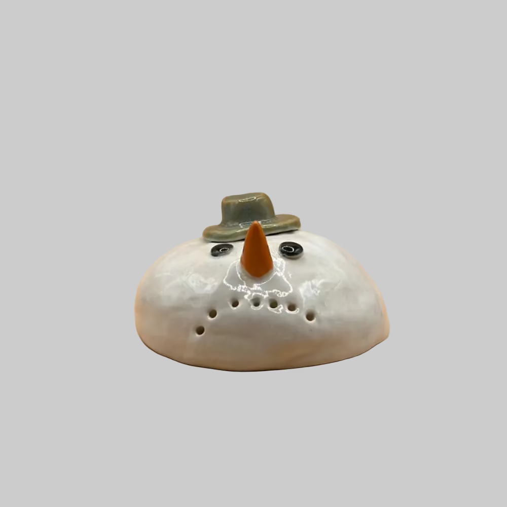 RG Ceramic / Smeltet snemand / Den Sure #3. - Smeltet snemand forfra.
Håndlavet smeltet snemand i keramik med surt udtryk.