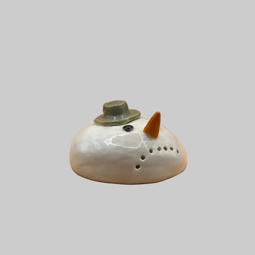 RG Ceramic / Smeltet snemand / Den Sure #3. - Smeltet snemand fra siden.
Unik snemand figur i keramik med humoristisk design.