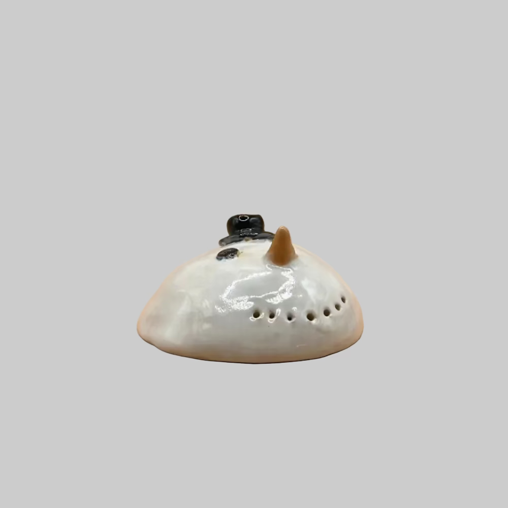 RG Ceramic / Smeltet snemand / Den lille glade #1. - Smeltet snemand fra siden.
Håndlavet smeltet snemand i keramik med glad udtryk.