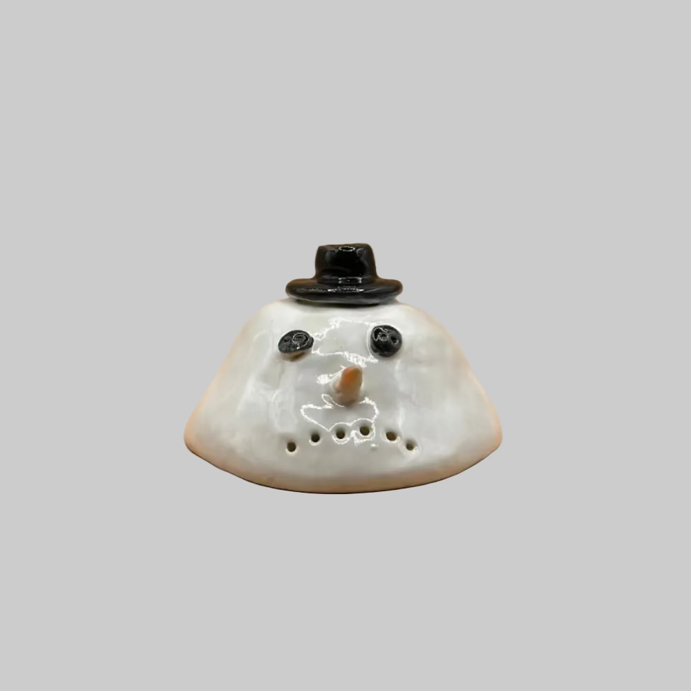 RG Ceramic / Smeltet snemand / Den lille sure #1. - Smeltet snemand forfra.
Håndlavet smeltet snemand i keramik med surt udtryk.