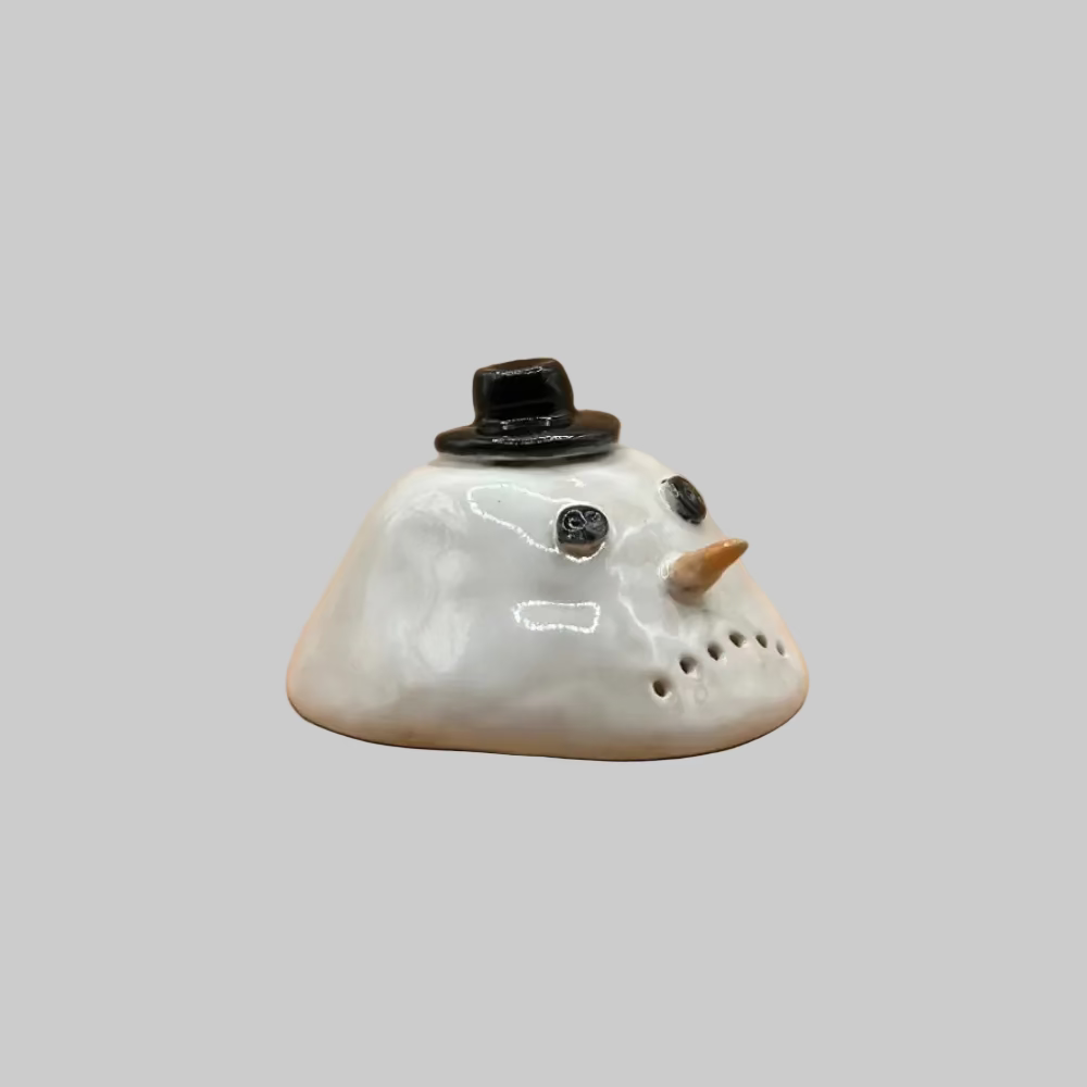 RG Ceramic / Smeltet snemand / Den lille sure #1. - Smeltet snemand fra siden..
Unik snemand figur i keramik med humoristisk design.