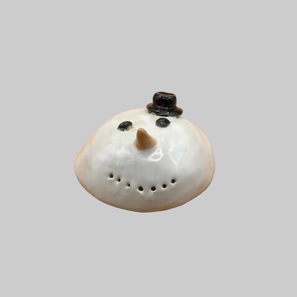RG Ceramic / Smeltet snemand / Den lille glade #1. - Smeltet snemand forfra.
Unik snemand figur i keramik med humoristisk design.