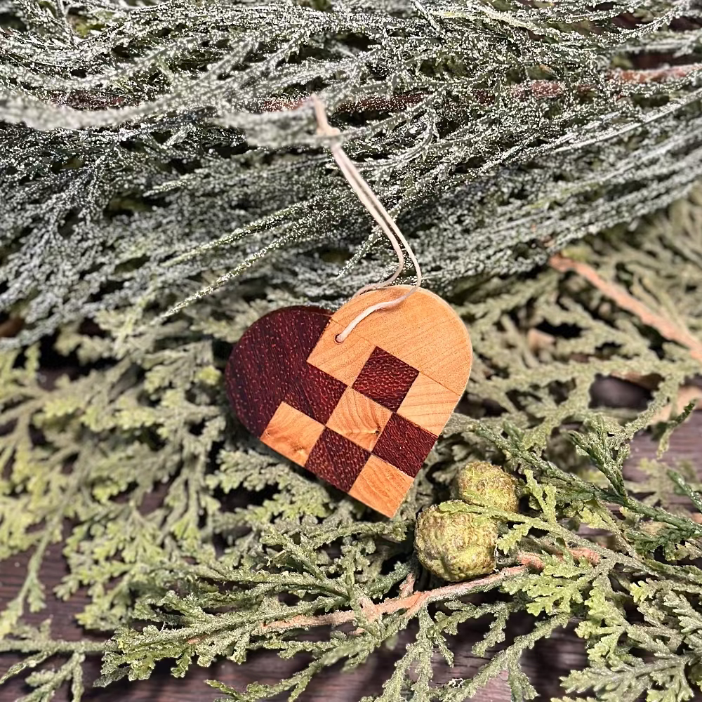 Julehjerte / Genbrugstræ / Møller Træ.
Træ julehjerte til ophæng på juletræ eller gren.