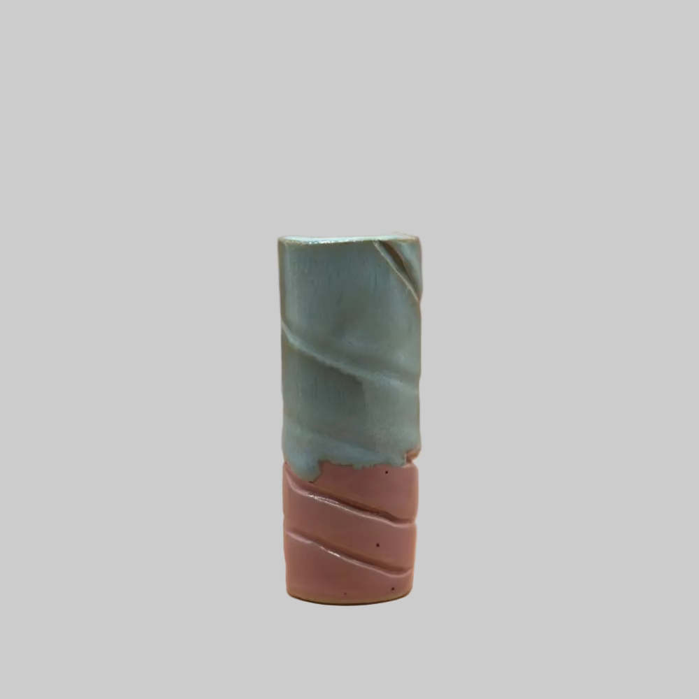 RG Ceramic / Keramik Lysestage / Vase / Lyseblå & Lyserød.
Farverig keramik lysestage med kunstnerisk udtryk.