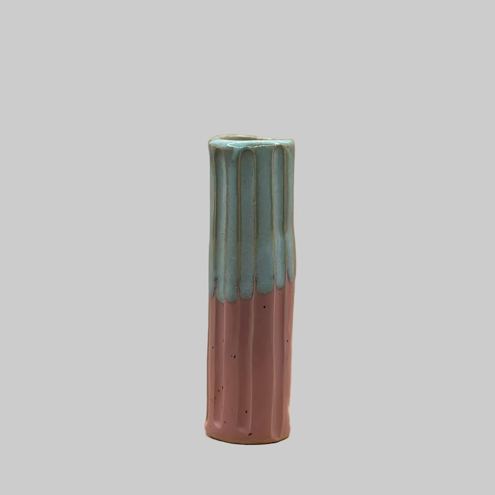 RG Ceramic / Keramik Lysestage / Vase / Lyseblå & Lyserød / Mellem.
Farverig keramik lysestage med kunstnerisk udtryk.