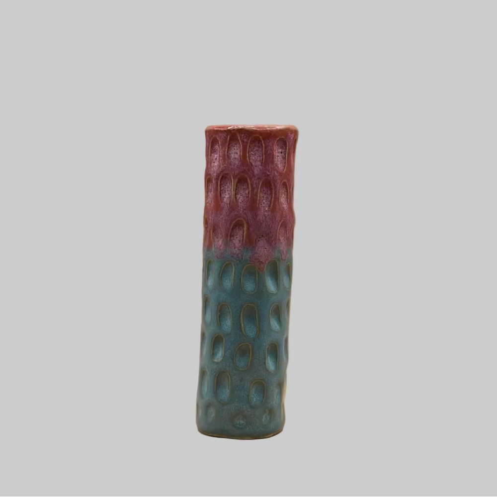 RG Ceramic / Keramik Lysestage / Vase / Rosa & Blå / Mellem.
Farverig håndlavet keramik lysestage eller vase fra RG Ceramic.