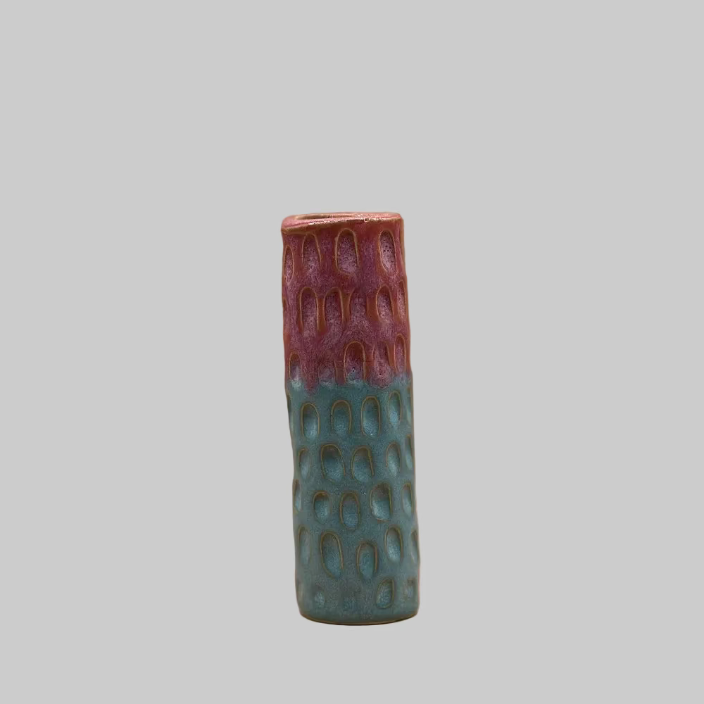 RG Ceramic / Keramik Lysestage / Vase / Rosa & Blå / Mellem.
Unik keramik vase med markante farver og struktur.