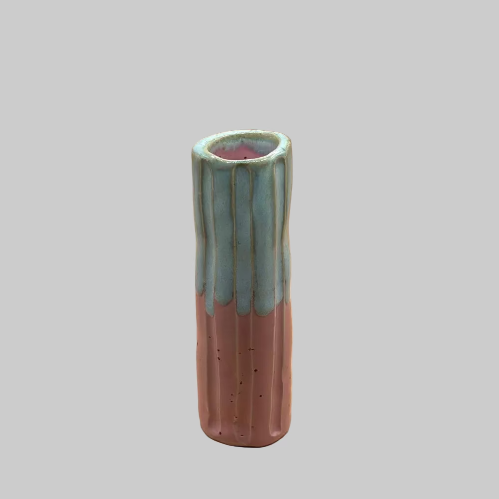 RG Ceramic / Keramik Lysestage / Vase / Lyseblå & Lyserød / Mellem.
Dekorativ vase i keramik til moderne bolig.