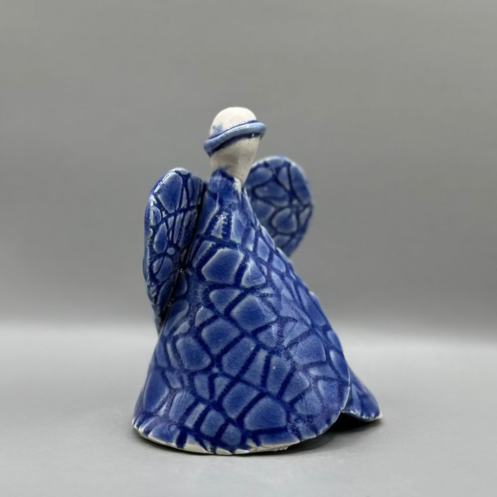 Håndlavet Engel / Porcelæn / Blå. - Håndlavet engel i porcelæn fra siden.