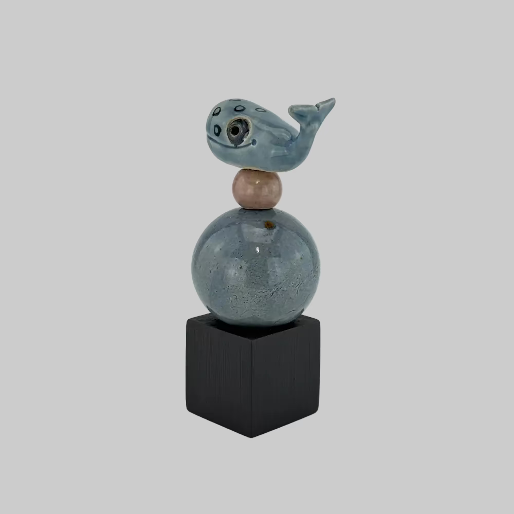 Keramik kunstfigur med blå hval og kugler
