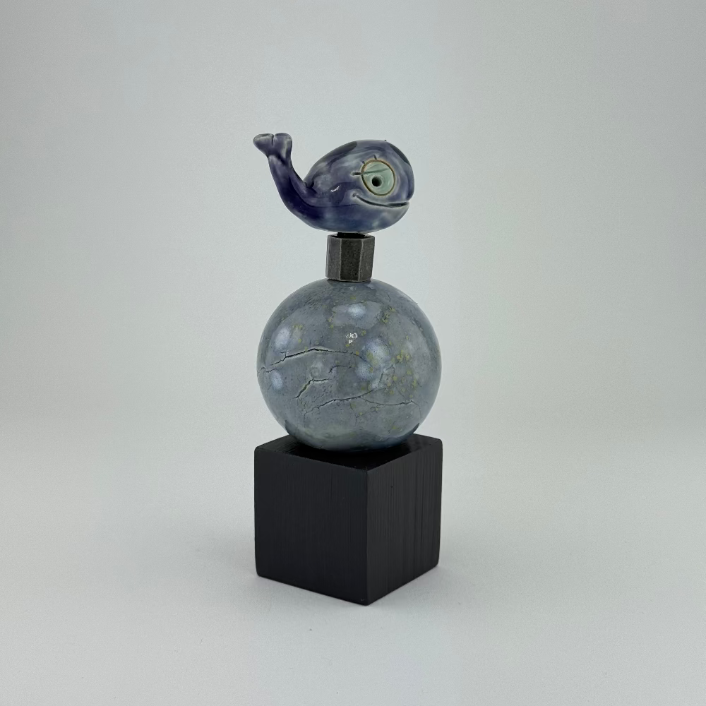 Unik keramisk hval skulptur i dansk design - Lilla og blå toner