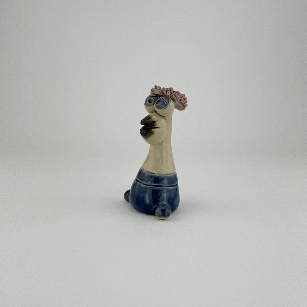Unik keramisk kunstfigur med sjovt udtryk