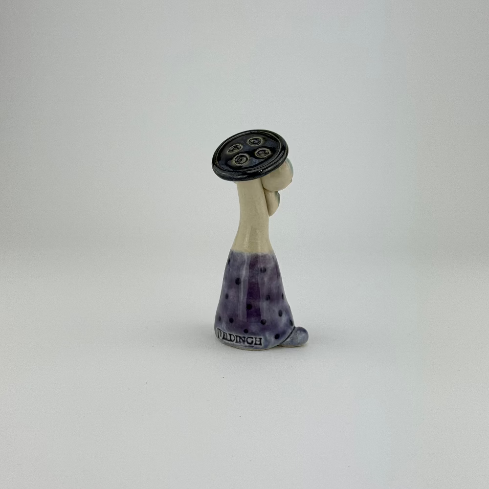 Lilla keramik figur med prikker - set bagfra