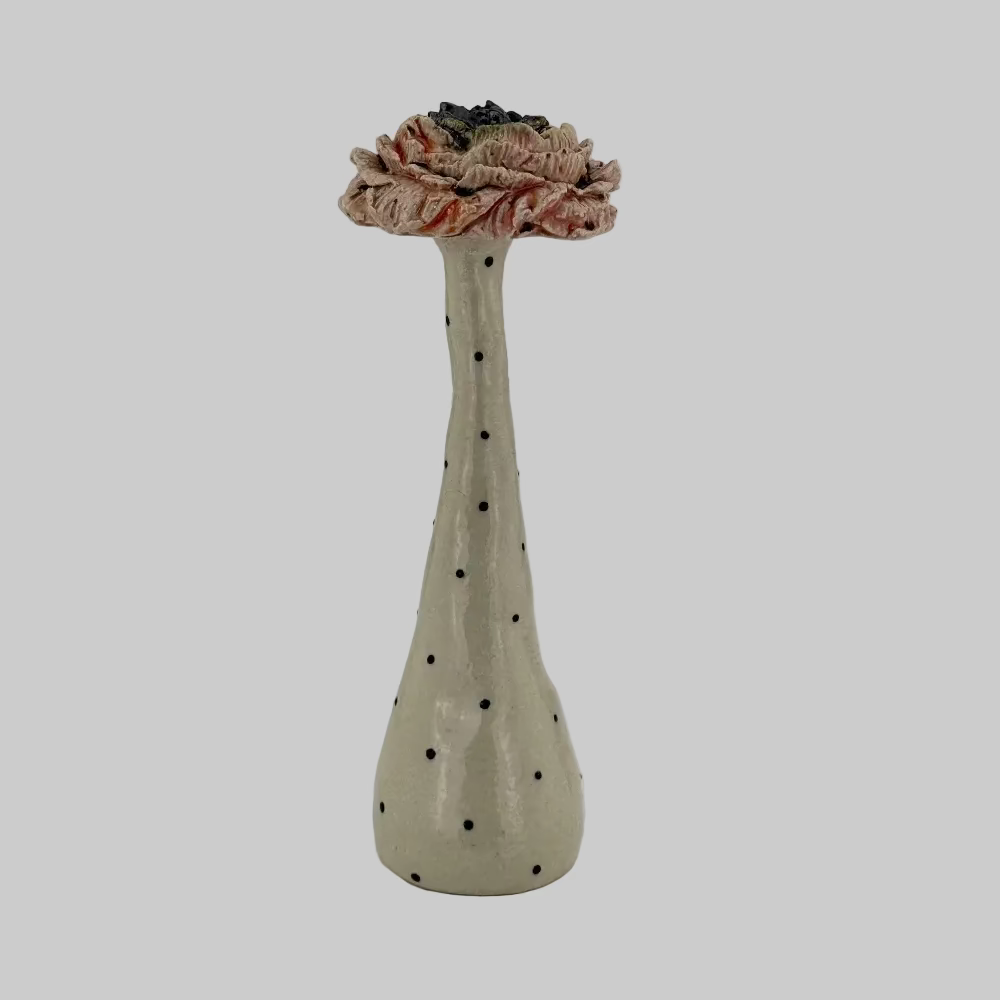 Keramikblomst / Mega / Håndlavet keramisk blomst i ferskenfarve med prikker / Keramik figur af blomst / ferskenfarvet blomst - Dansk kunsthåndværk