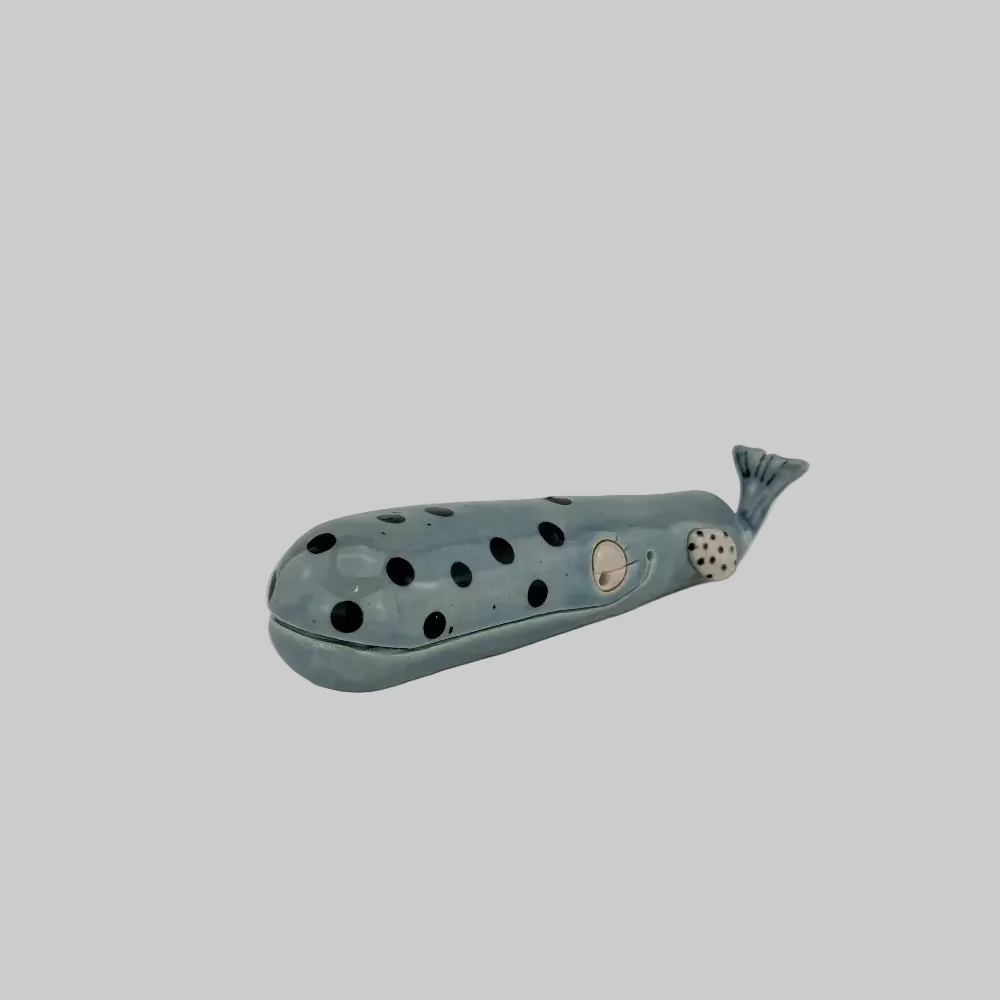 Keramik hval i lyseblå / Stor keramisk figur af en hval / Håndlavet dyr i keramik / Lyseblå hval med prikker