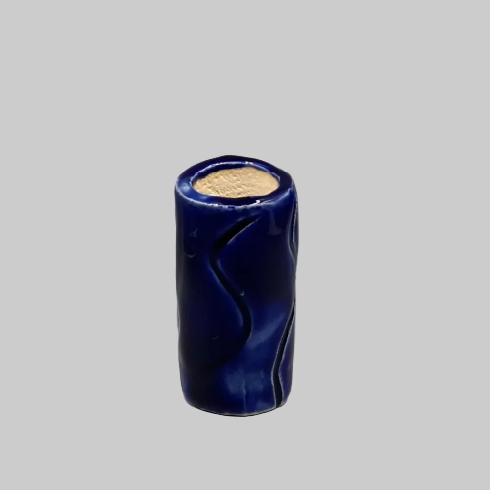 RG Ceramic / Lysestage / Vase / Marineblå / Mini.
Dekorativ håndlavet keramik lysestage i marineblå.