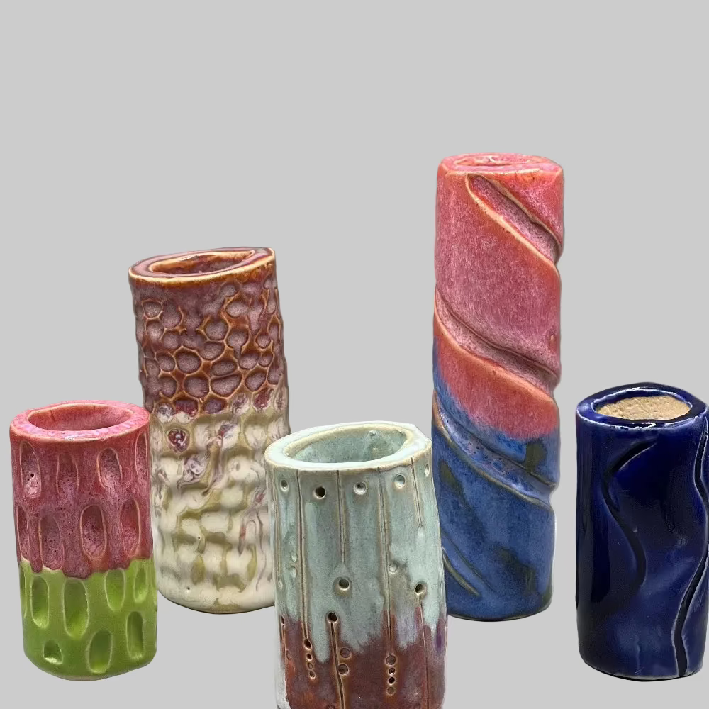 Keramik vaser med moderne og farverigt design.
Unikke keramik dekorationer til lys eller blomster.
