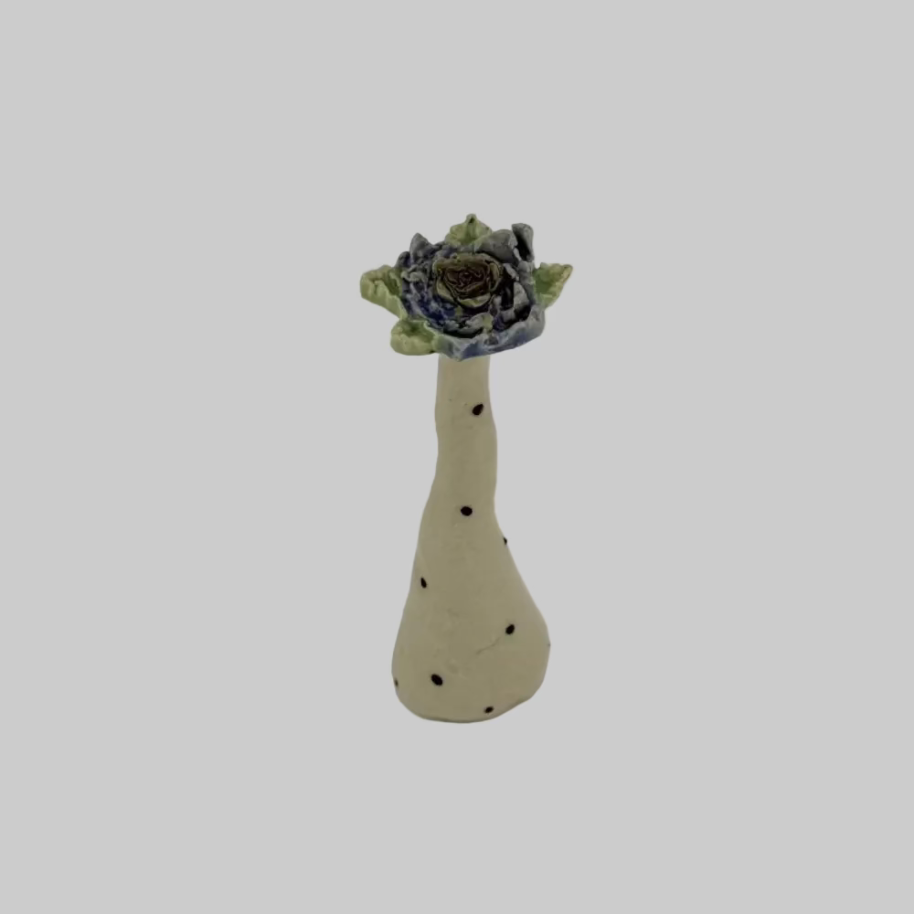 Keramikblomst / Lille / Håndlavet keramisk blomst i blå med grønne blade og prikker / Keramik figur af blomst / Blå blomst - Dansk kunsthåndværk