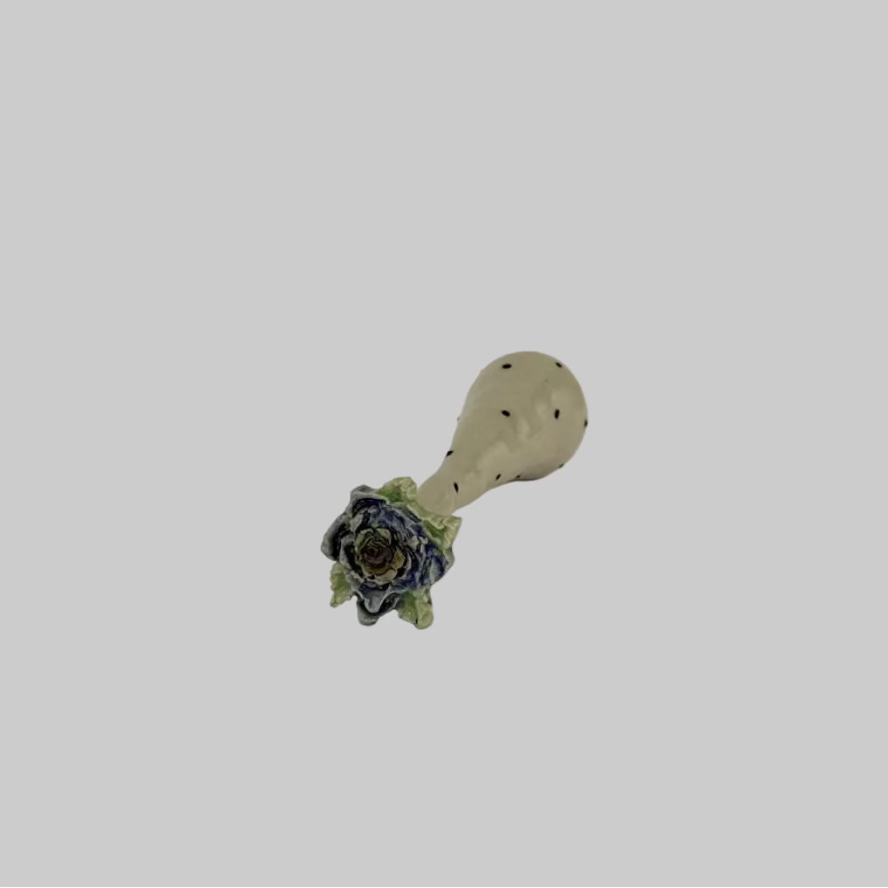 Keramikblomst / Lille / Håndlavet keramisk blomst i blå med grønne blade og prikker / Keramik figur af blomst / Blå blomst - Dansk kunsthåndværk