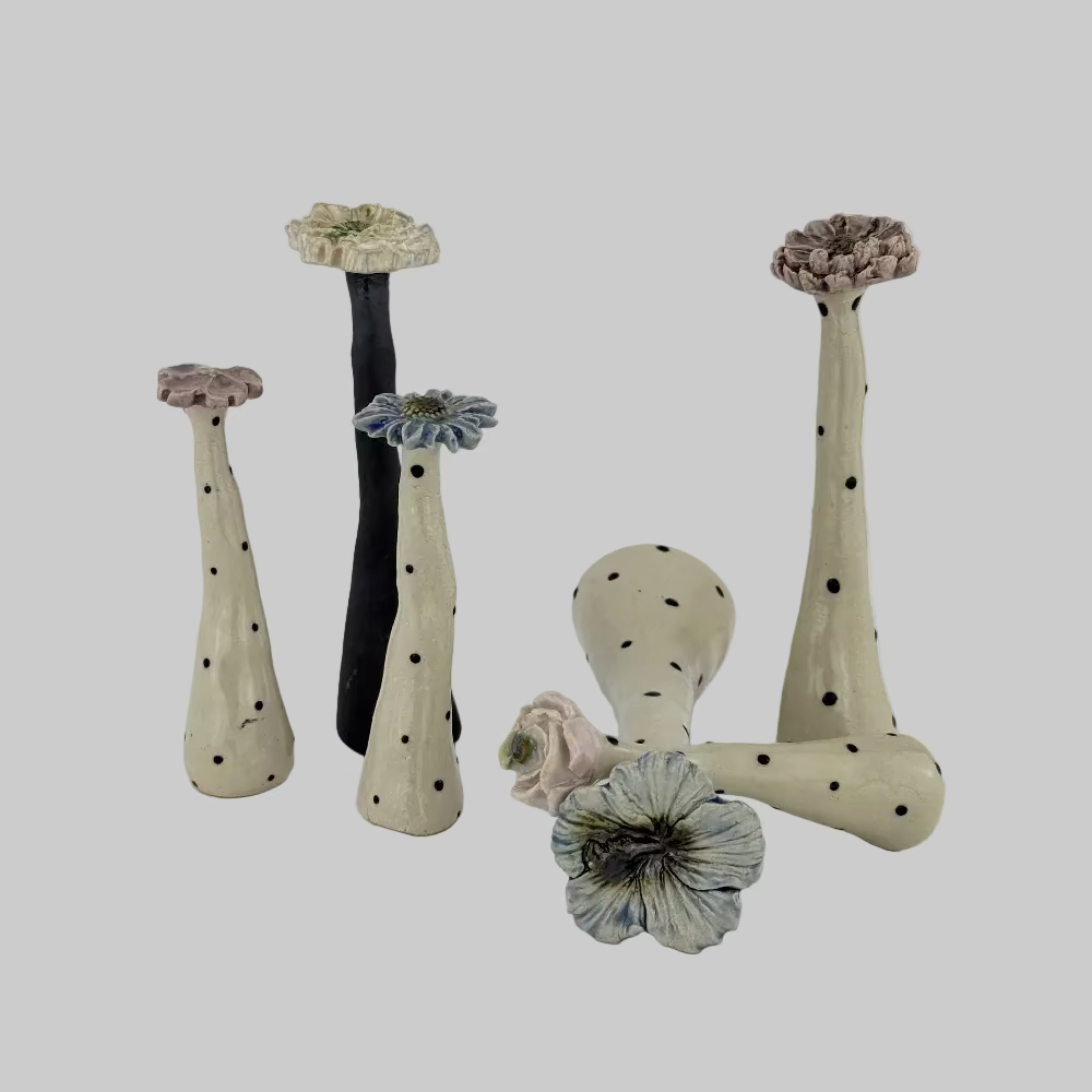 Keramik blomster i en samling / Blomster i flere farver / Keramiske figurer