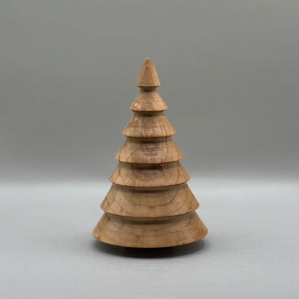 Håndlavet Juletræ / Gyldent træ. - Juletræ i gyldent træ med smal top.