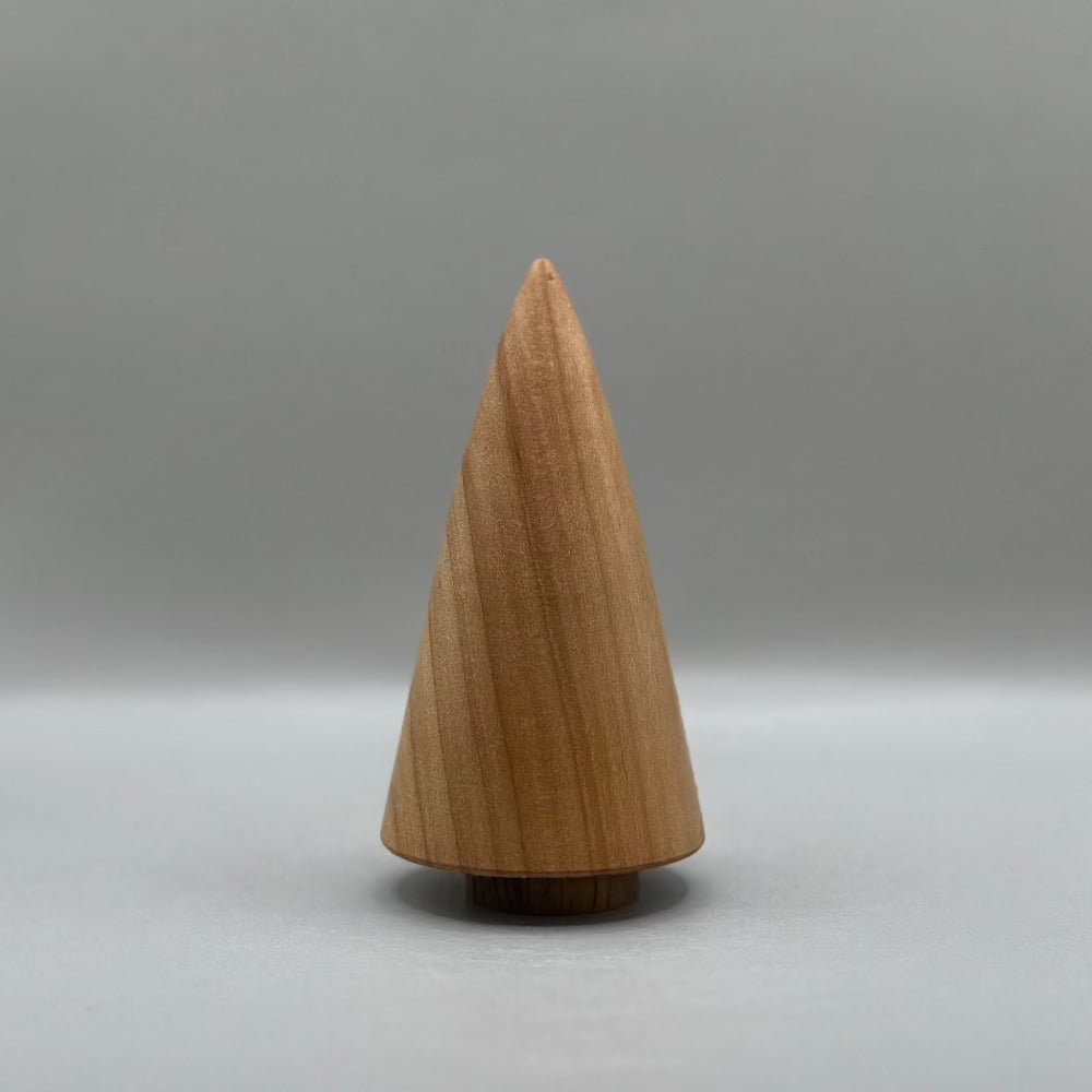 Håndlavet Juletræ / Mørk træ / Glat form. - Håndlavet juletræ i mørk træ.