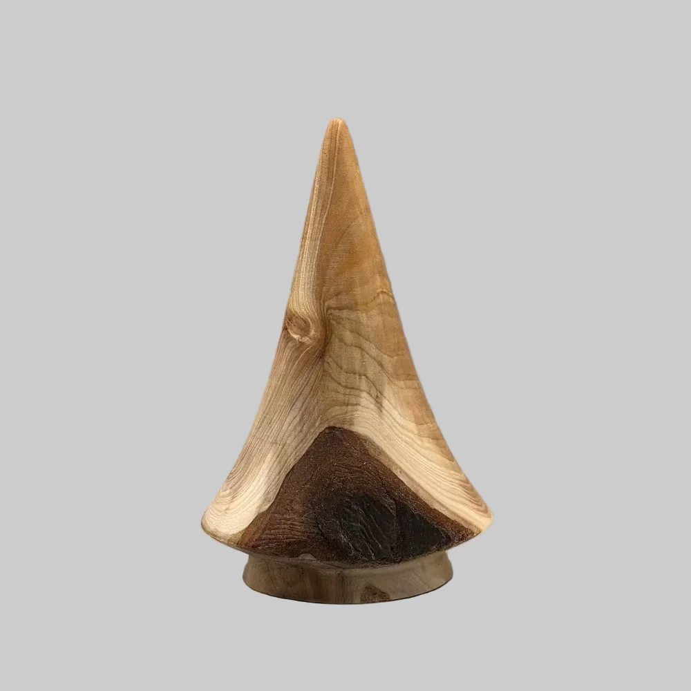 Juletræ #1 / Lyst genbrugstræ / Møller Træ.
Håndlavet træ juletræ i nordisk design.