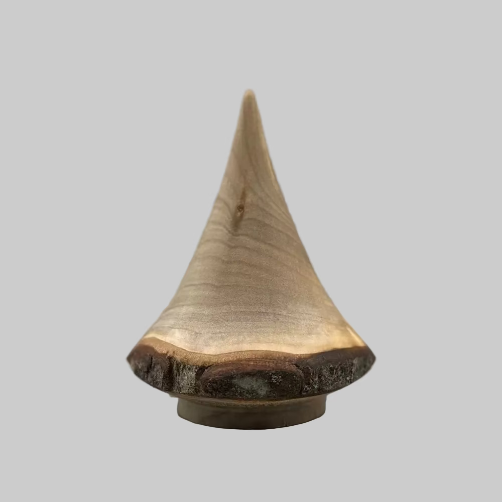 Juletræ #1 / Lyst genbrugstræ / Møller Træ.
Håndlavet træ juletræ i nordisk design.