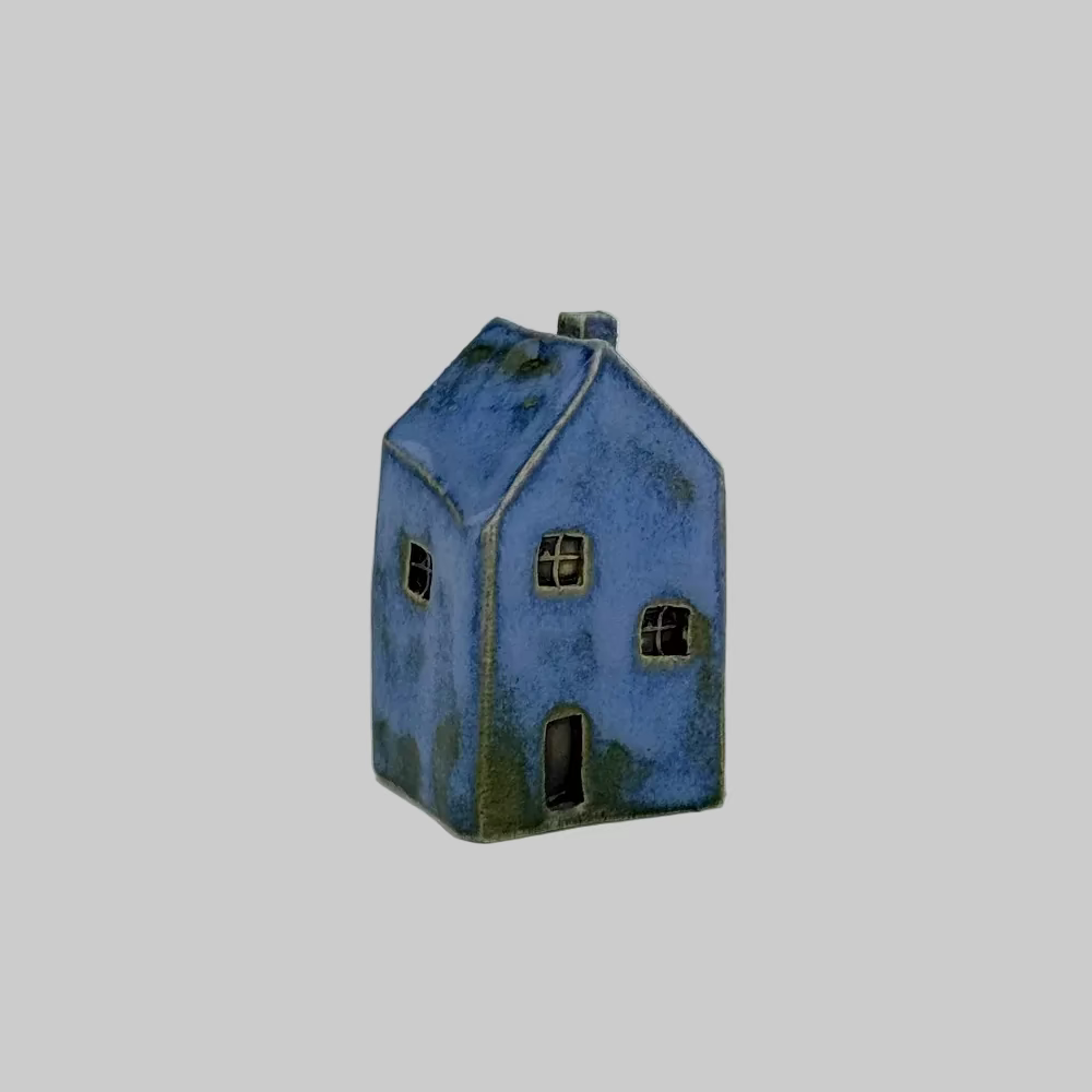 RG Ceramic / Keramik Hus / Blå 01.
Lille keramik hus figur til hylde eller vindueskarm.
