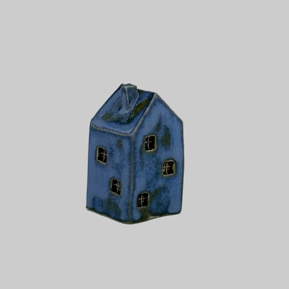 RG Ceramic / Keramik Hus / Blå 01.
Håndlavet keramik hus med fine detaljer og vinduer.