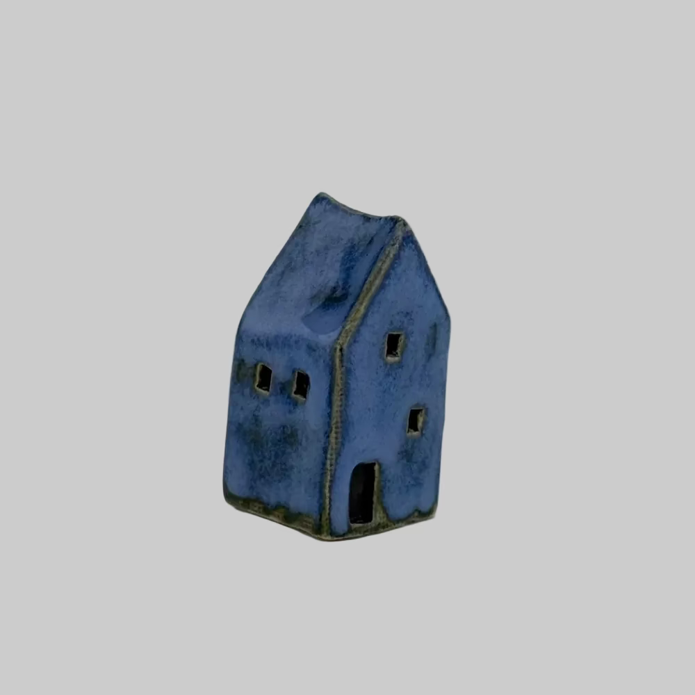 RG Ceramic / Keramik Hus / Blå 03.
Håndlavet keramik hus med fine detaljer og vinduer.