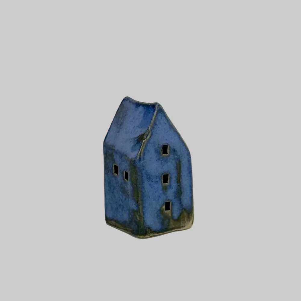 RG Ceramic / Keramik Hus / Blå 03.
Dekorativt hus i keramik til boligindretning.