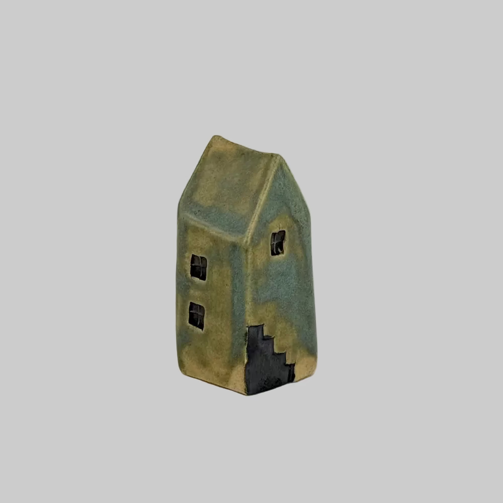 RG Ceramic / Keramik Hus / Antik Turkis 02.
Håndlavet keramik hus med fine detaljer og vinduer.