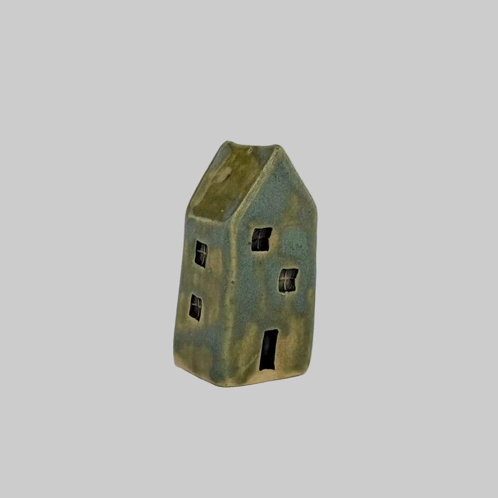 RG Ceramic / Keramik Hus / Antik Turkis 02.
Lille keramik hus figur til hylde eller vindueskarm.