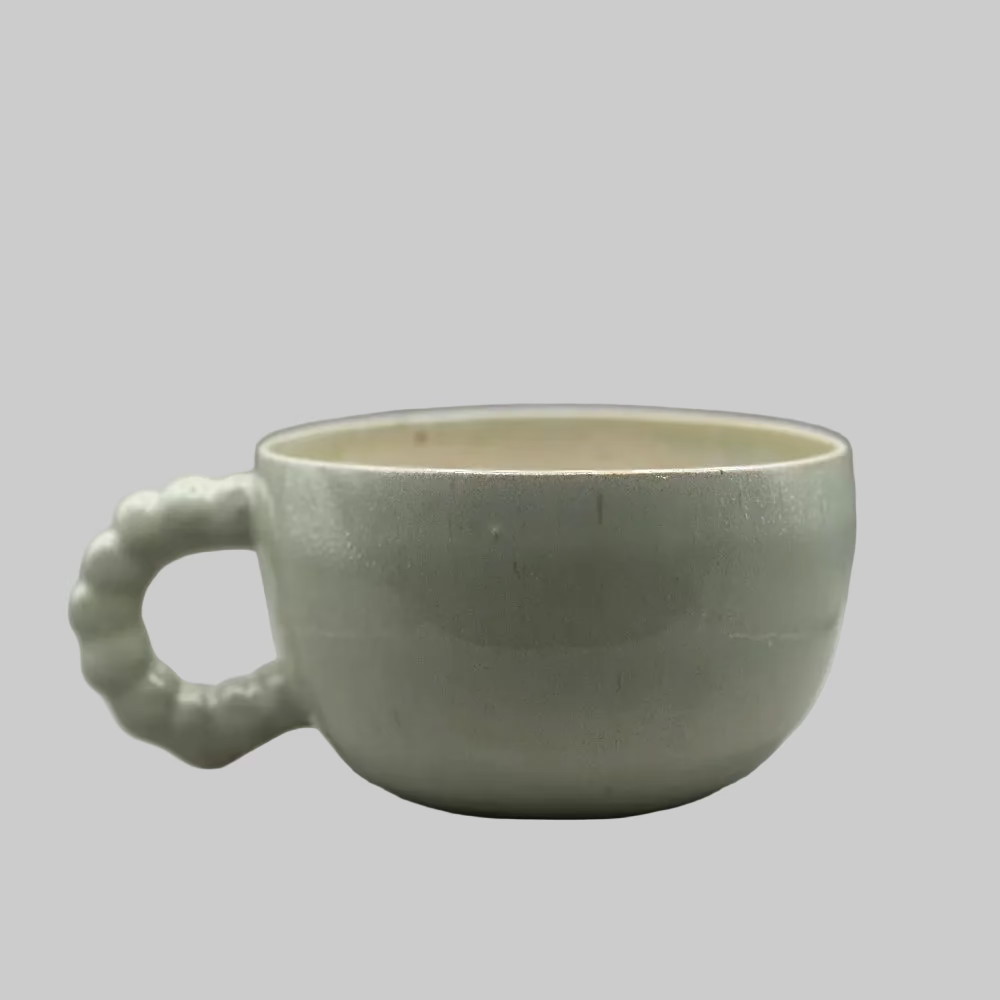 Mintgrønt krus i keramik med hank med perledetaljer – unikt og elegant.
