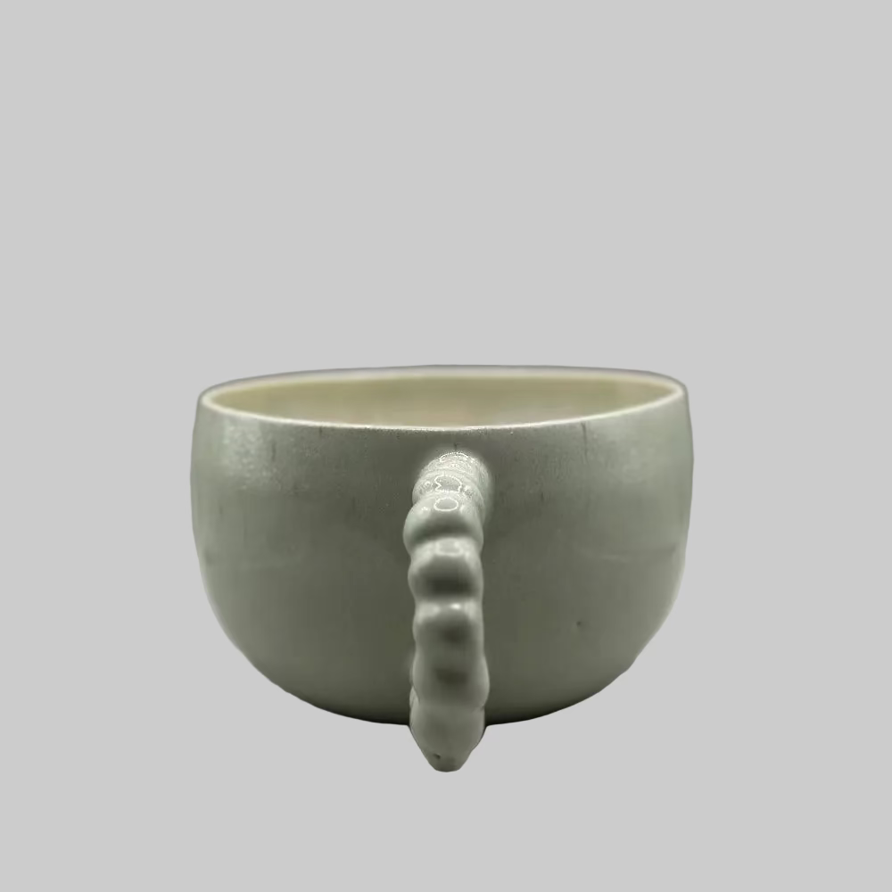 Mintgrønt krus i keramik med hank med perledetaljer – unikt og elegant.