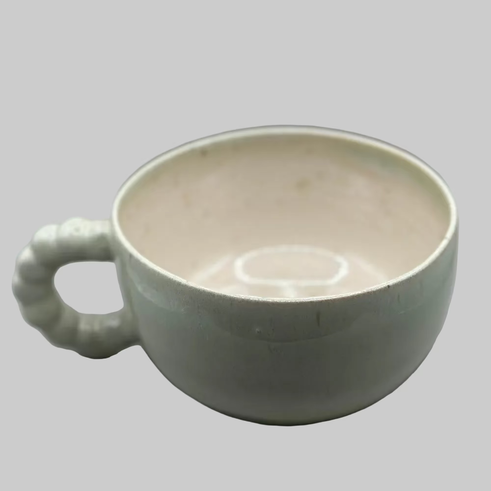 Krus i lys grøn keramik med perlehank – perfekt til kaffe eller te. Håndlavet krus i keramik.