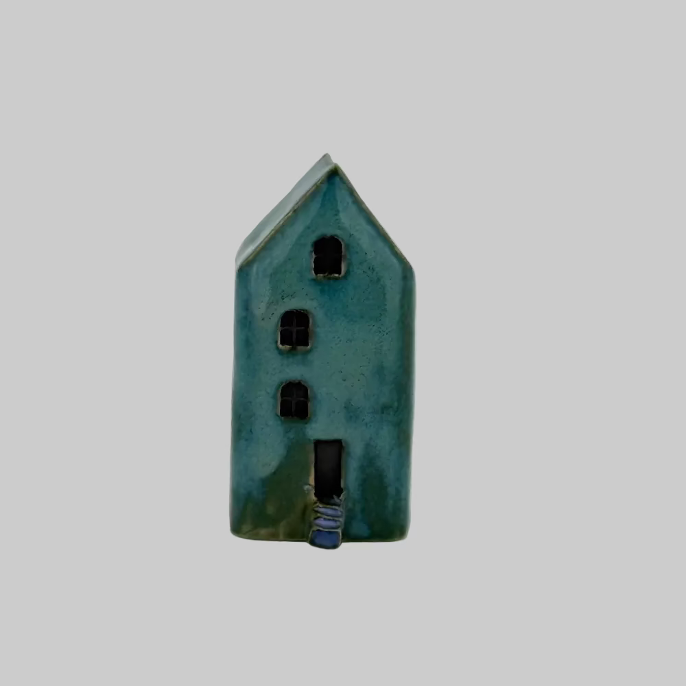 RG Ceramic / Keramik Hus / Petrol 01.
Lille hus figur i keramik til hyggelig indretning.