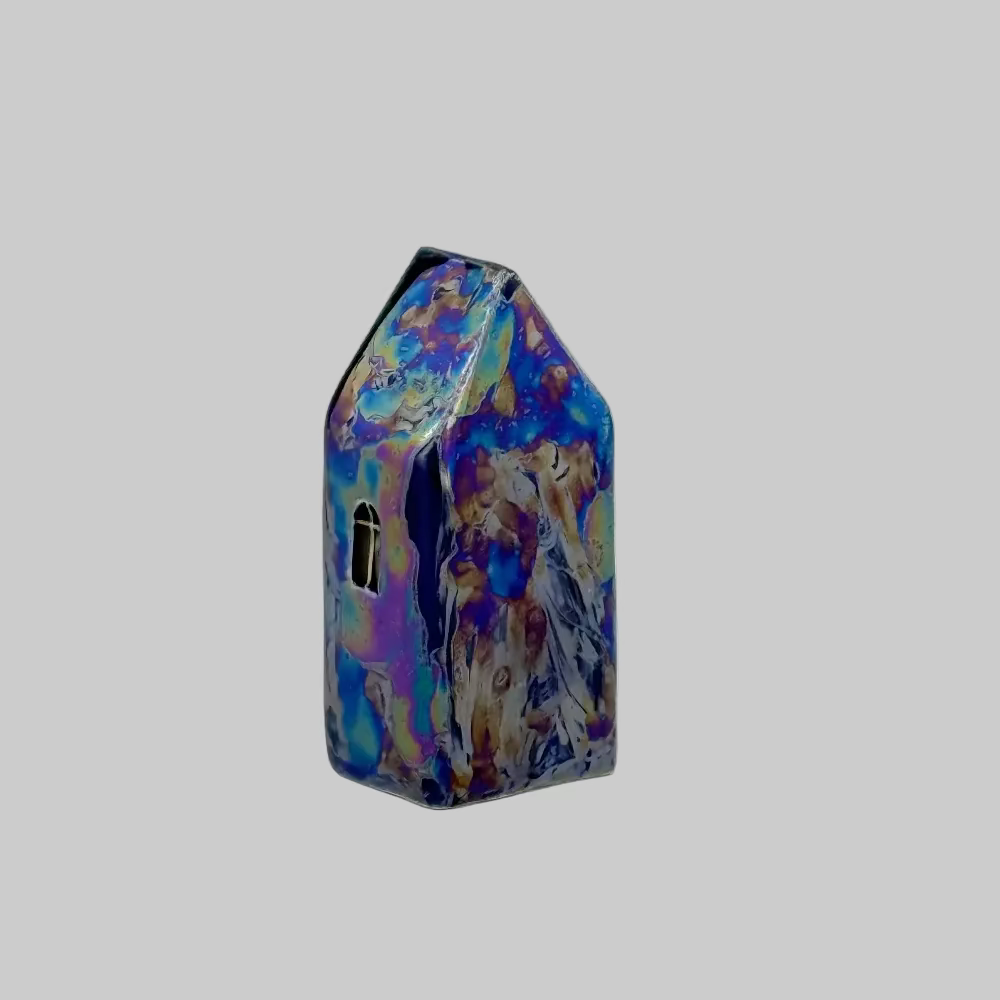 RG Ceramic / Keramik Hus / Galakse Blå 02.
Keramik hus håndlavet med små vinduer og detaljer.
