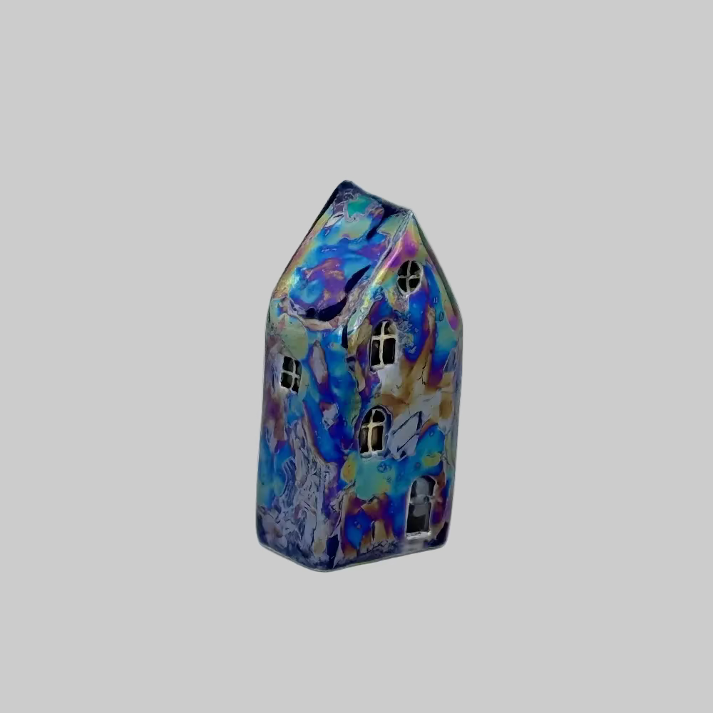 RG Ceramic / Keramik Hus / Galakse Blå 01.
Håndlavet keramik hus fra RG Ceramic med flotte detaljer.