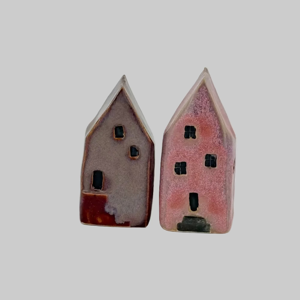 RG Ceramic / Keramik Hus / Rosa-farver.
Små huse som keramiskefigurer til hyggelig indretning.