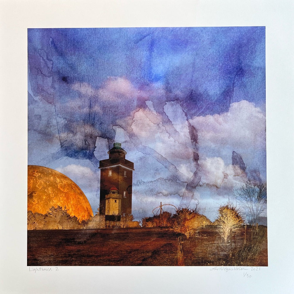 Kunsttryk / Lighthouse 2 / Lars Vegas. Fotokunst collage af Lars Vegas med fyrtårn, landskab og himmel i blå, lilla og gyldne toner i drømmende komposition.