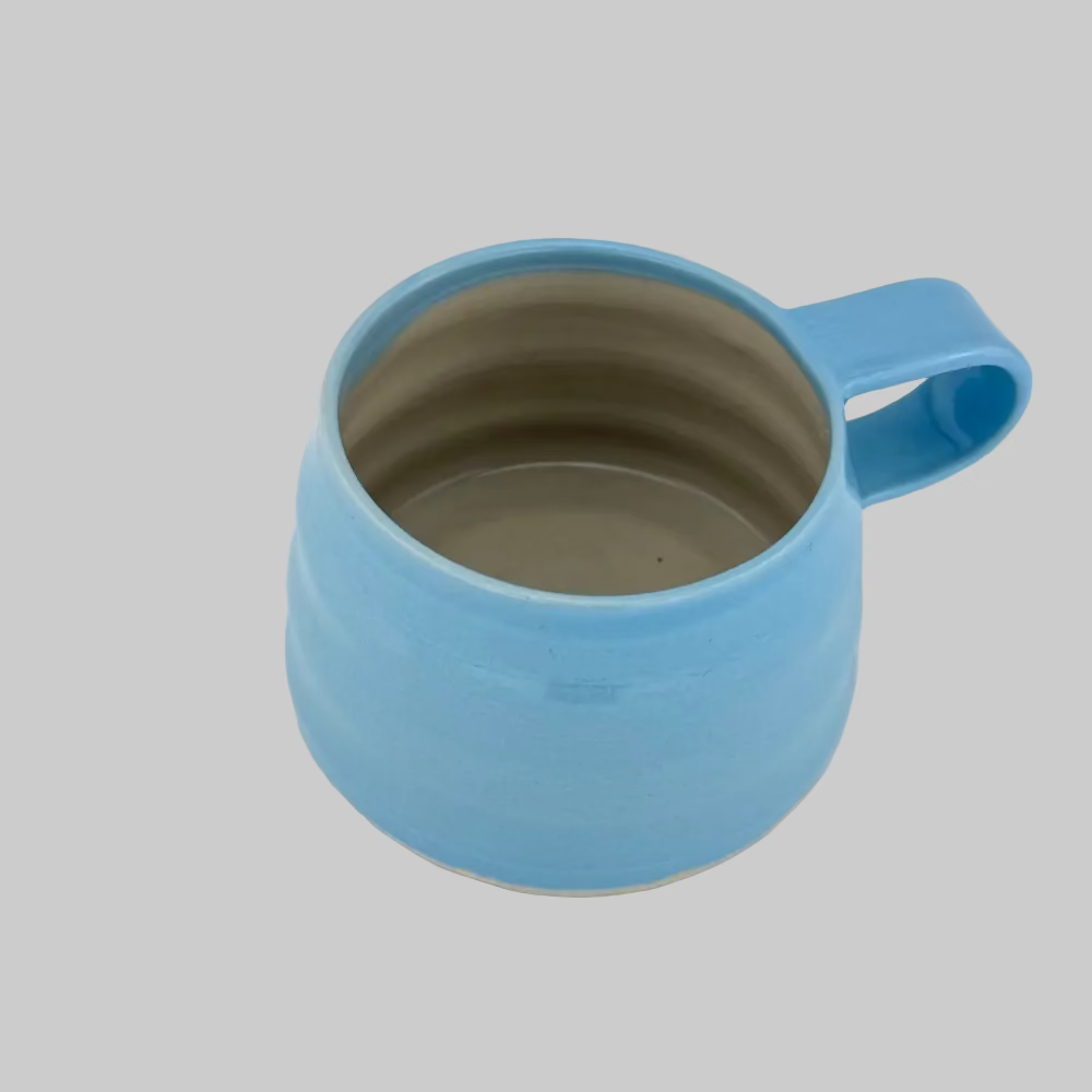 Blåt krus i keramik med hank – perfekt til kaffe og te. Kunstnerisk krus i enkelt design. Håndlavet keramik krus i blå.